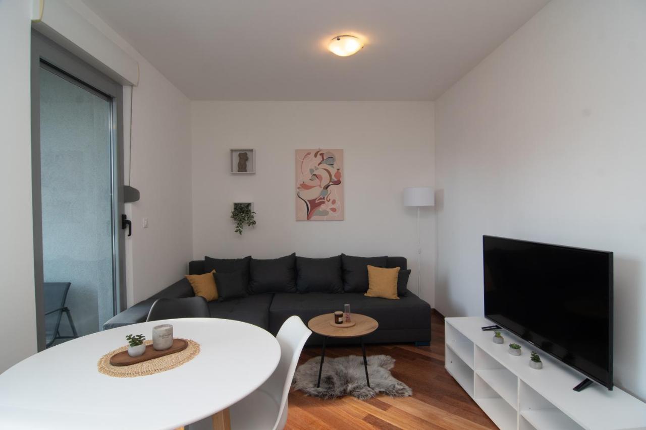 Nikolina Apartment *